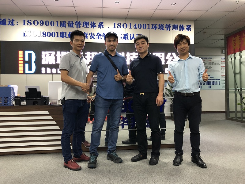 俄羅斯客戶前來我司考察液晶拼接屏、LED等終端大屏顯示設(shè)備