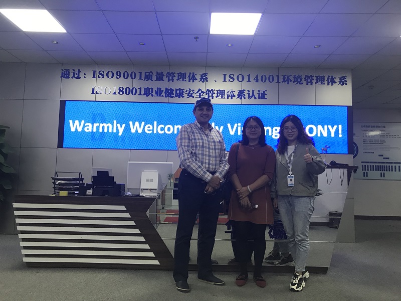 外國(guó)用戶前來(lái)考察我司考察拼接屏、LED顯示屏等產(chǎn)品
